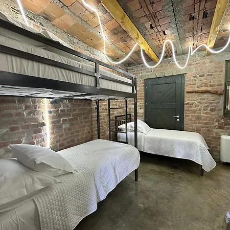 Kazerma E Cerenit Hotel Surrel